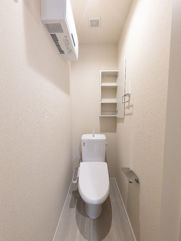 便利な棚付き/温水洗浄機能付きのトイレ