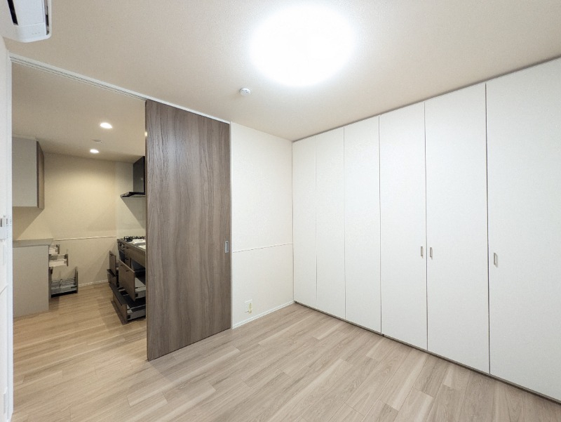 収納付きの洋室はベッドを置ける広さ