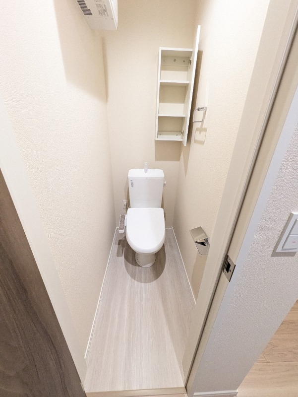 便利な棚付き/温水洗浄機能付きのトイレ