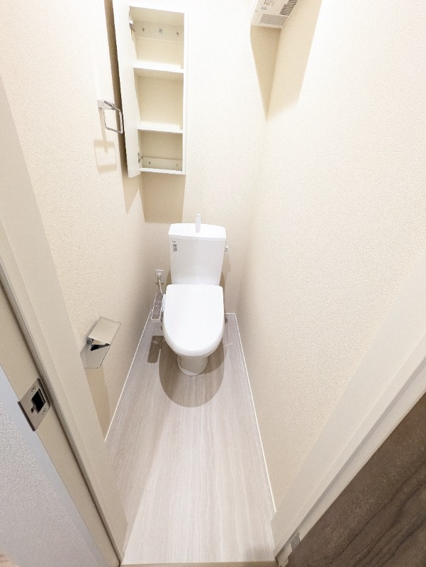 便利な棚付き/温水洗浄機能付きのトイレ