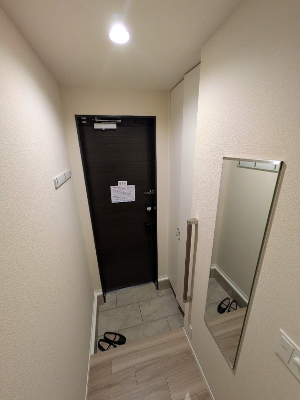 鏡＆手すりの付いた広い玄関ホール