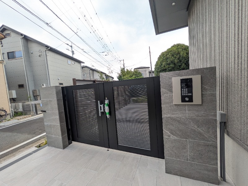 オートロック付きの門扉が構えるエントランス