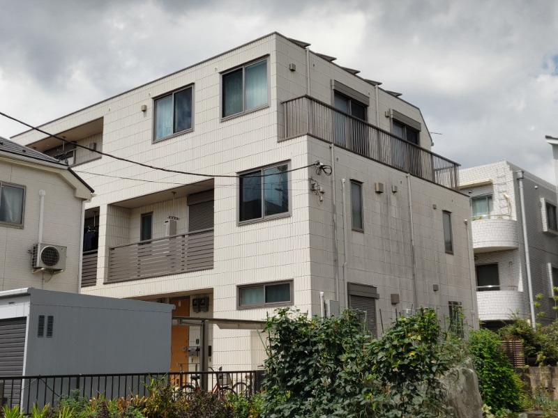 閑静な住宅街に建つきれいな建物です