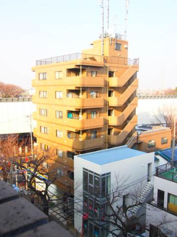 7階建ての重厚感あるマンションです。
