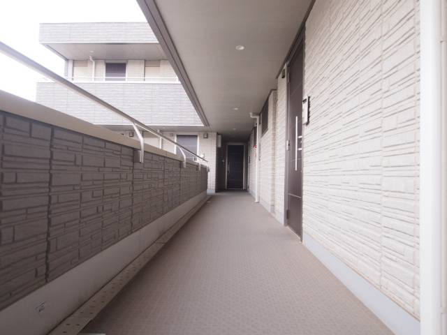 共用廊下は引っ越しのしやすい広さ