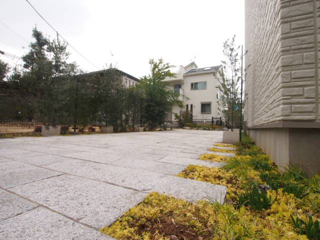 開放的な敷地でとてもきれいにお手入れされています。