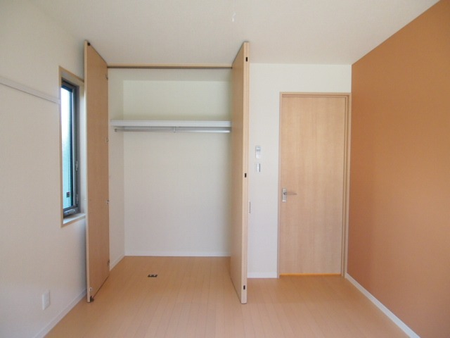 洋室には収納もついています