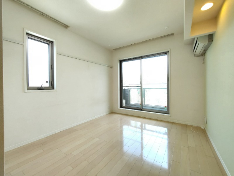 7帖以上の洋室なので広々 ※別部屋参考写真