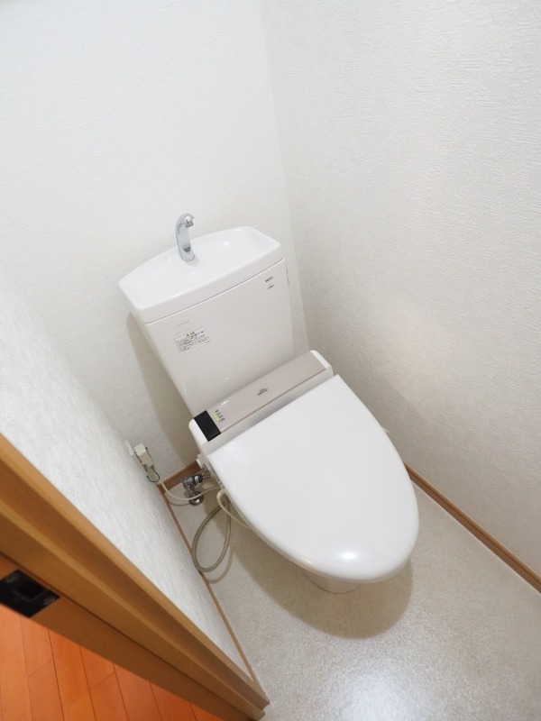上部棚付きのトイレ ※別部屋参考