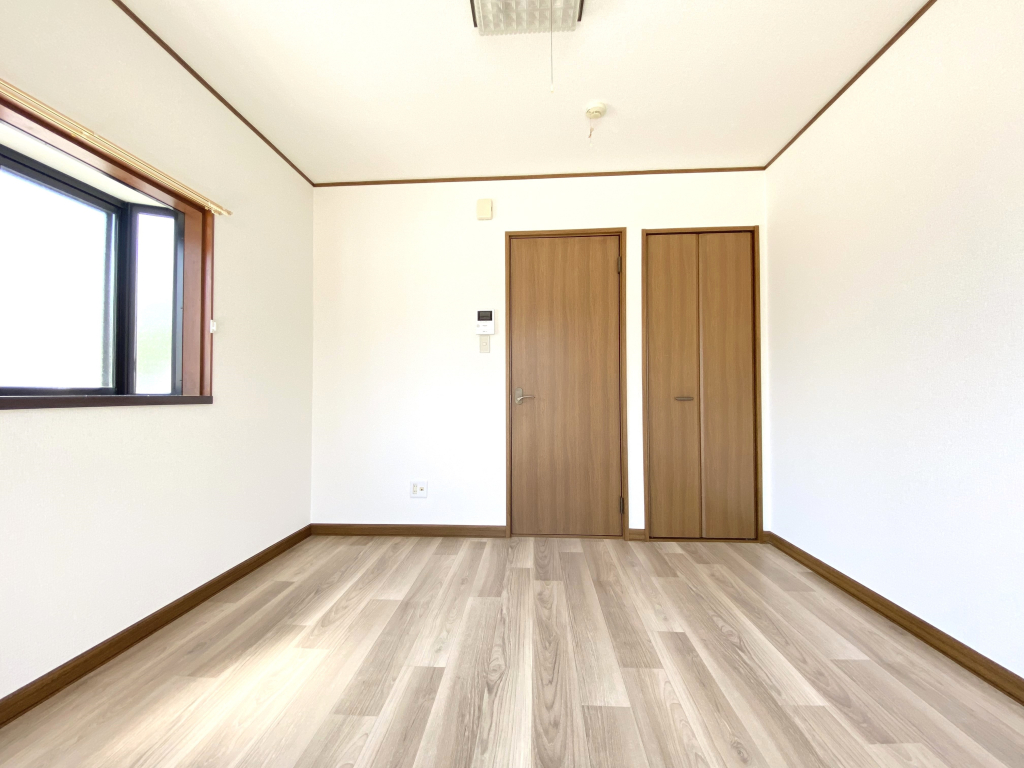 角部屋で出窓もあり明るい室内