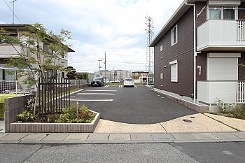 敷地内駐車場1台付無料・屋根付駐輪場も完備