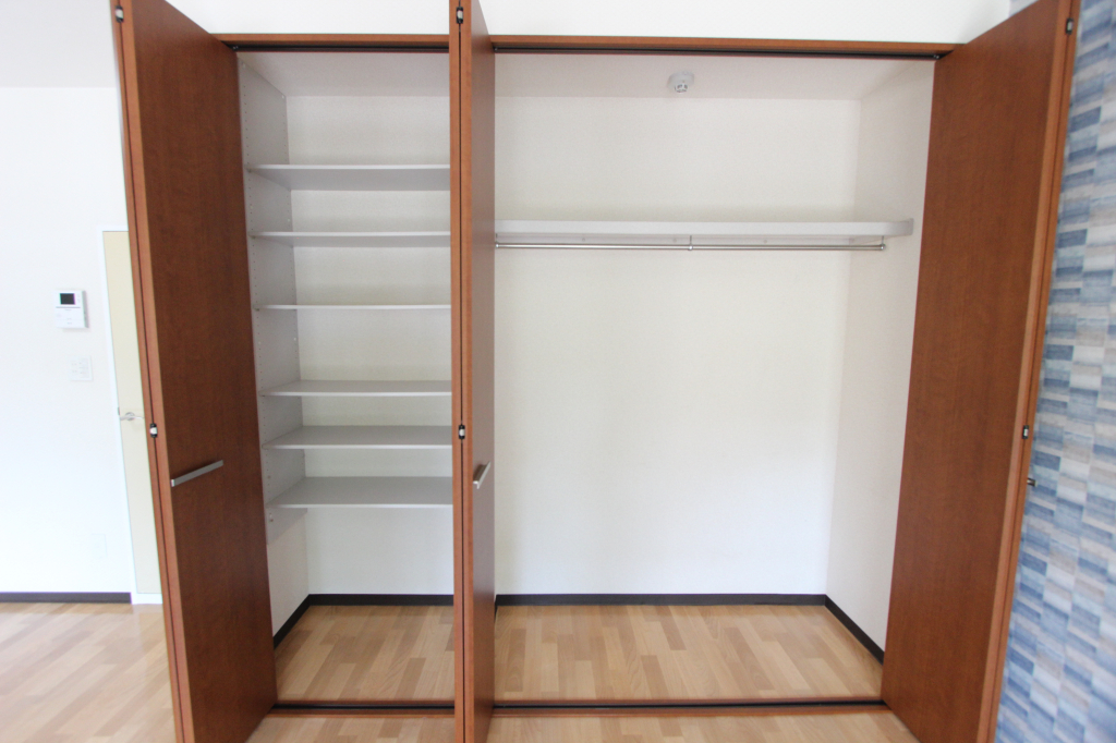 リビングには大容量のクローゼット完備♪