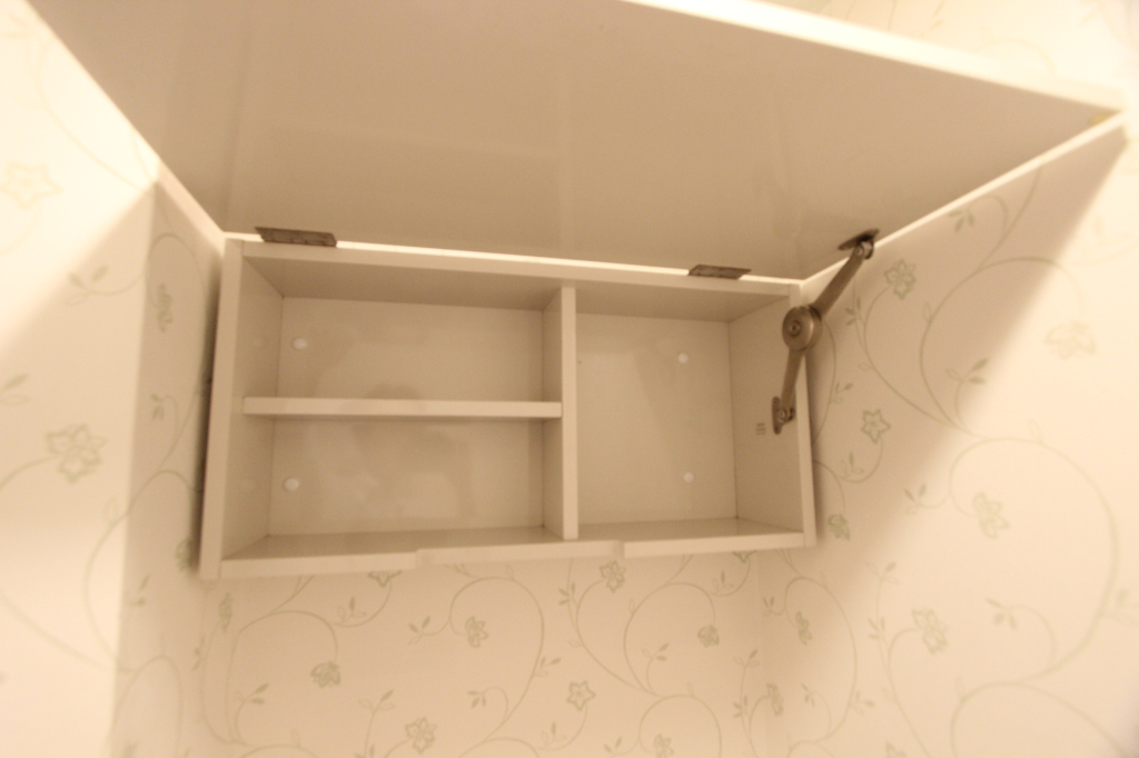 トイレには備え付きの収納があります