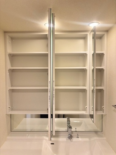 洗面台　三面鏡扉裏収納