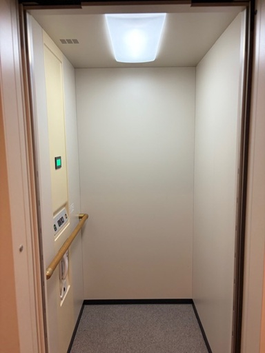 専用エレベーター内