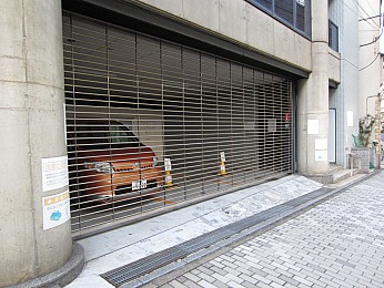 駐車場のシャッターはリモコンで自動開閉