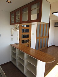 カウンターの下にも収納があり棚は前後開閉できるので便利です