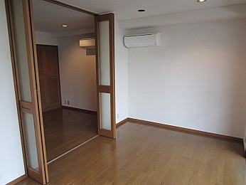 隣の部屋との扉を開ければ更に広々としています