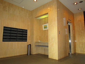 エントランスは大理石で高級感があります