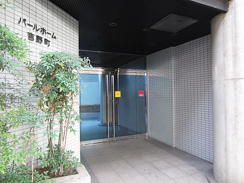 エントランスはオートロックに監視カメラ付