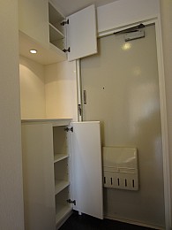 下駄箱は光沢のある素材を使用しダウンライトも付いているので高級感があります