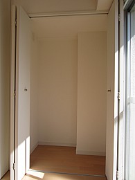 冷蔵庫はこの中に入れます、ちょっとした収納棚もおけます