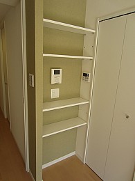 写真などちょっとしたものを置けて便利