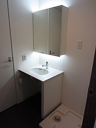 メイクに便利な間接照明の洗面台
