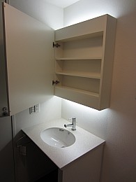 鏡を開けるとアメニティもたくさん収納できます