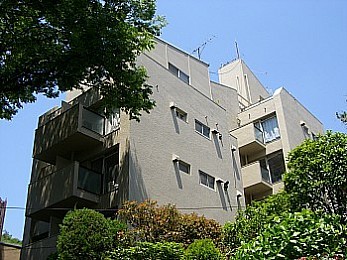 渋谷区の保存樹木に指定されている大きな欅をはじめ緑に囲まれ大変静かで落ち着いた環境です。