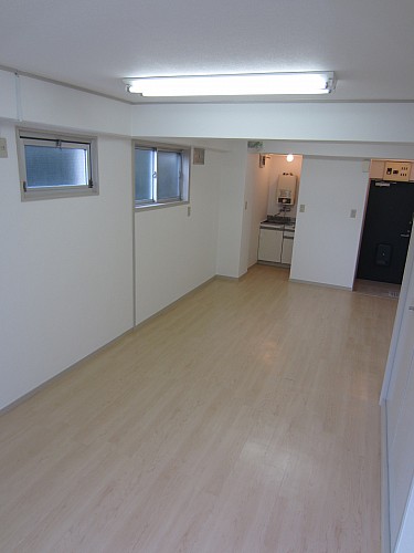 フローリング調の床でとっても明るい部屋です。緑に囲まれ大変静かで落ち着いた環境です。