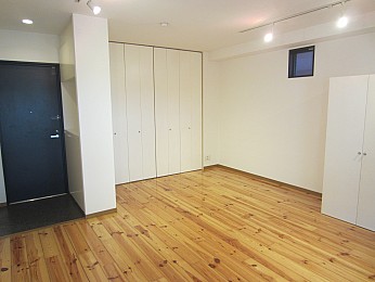 部屋はスッキリとして広々しています