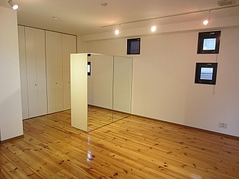 片面は鏡貼りですのでお出かけ前の身だしなみに便利です