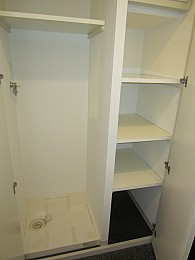 下駄箱の反対側は洗濯機置き場と収納スペース