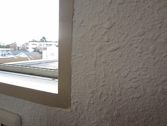 壁はクロスではなく塗りで質感が違います