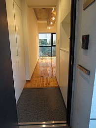 玄関を開けるとオシャレな部屋が迎えます。玄関は広々しているのでお友達が大勢来ても大丈夫です。