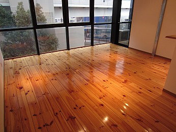 パイン材のフローリングは冬は温かみがあり夏は涼しくとっても良いんです