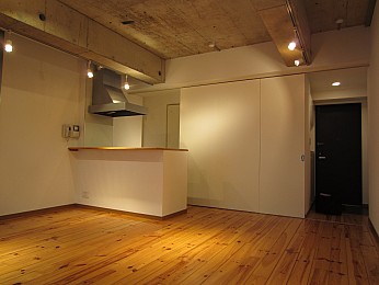キッチン裏がお風呂やトイレです。真ん中の壁はすべて収納棚です。
