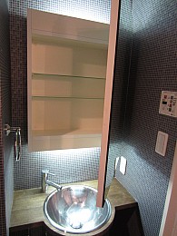 鏡を開けると収納スペースとなっています。沢山のアメニティもしまえます。