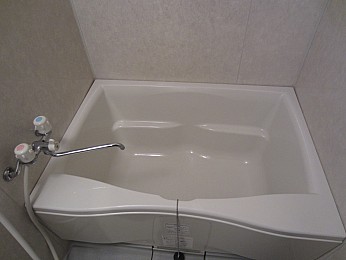 バスタブも大きめでゆったり入れます
