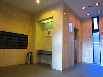 エントランスは大理石を使っていて高級感があります。集合ポストもエントランス内なのでチラシの投げ込みもないです。