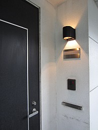 玄関灯でお友達のお迎えを演出できます