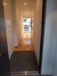 ドアを開けるとオシャレなお部屋を予感させる雰囲気です