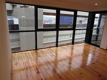 全面ガラスでお部屋は明るいです。パイン材のフローリングは冬は温かみがあり夏は涼しくとても高性能なんです。