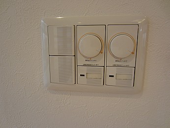 ダウンライトは明るさの調節ができます