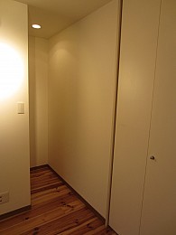 奥には収納スペースがあります