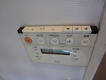トイレは蓋が自動開閉するフルオート機能付き