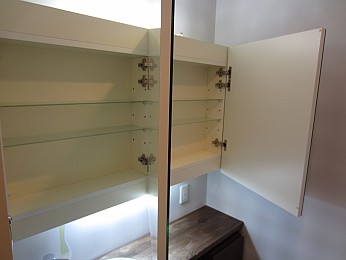 鏡を開けると収納棚となっていてアメニティも沢山しまえます