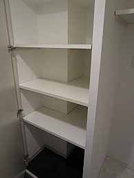 玄関横のシューズボックス兼収納棚。靴は箱ごとはもちろん女性のブーツもしっかりしまえます。
