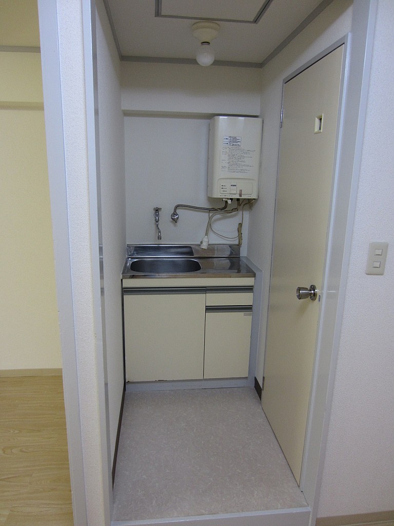 ミニキッチンは電気温水器付。水道水は水道管直結なので新鮮・安全なお水を供給しています。